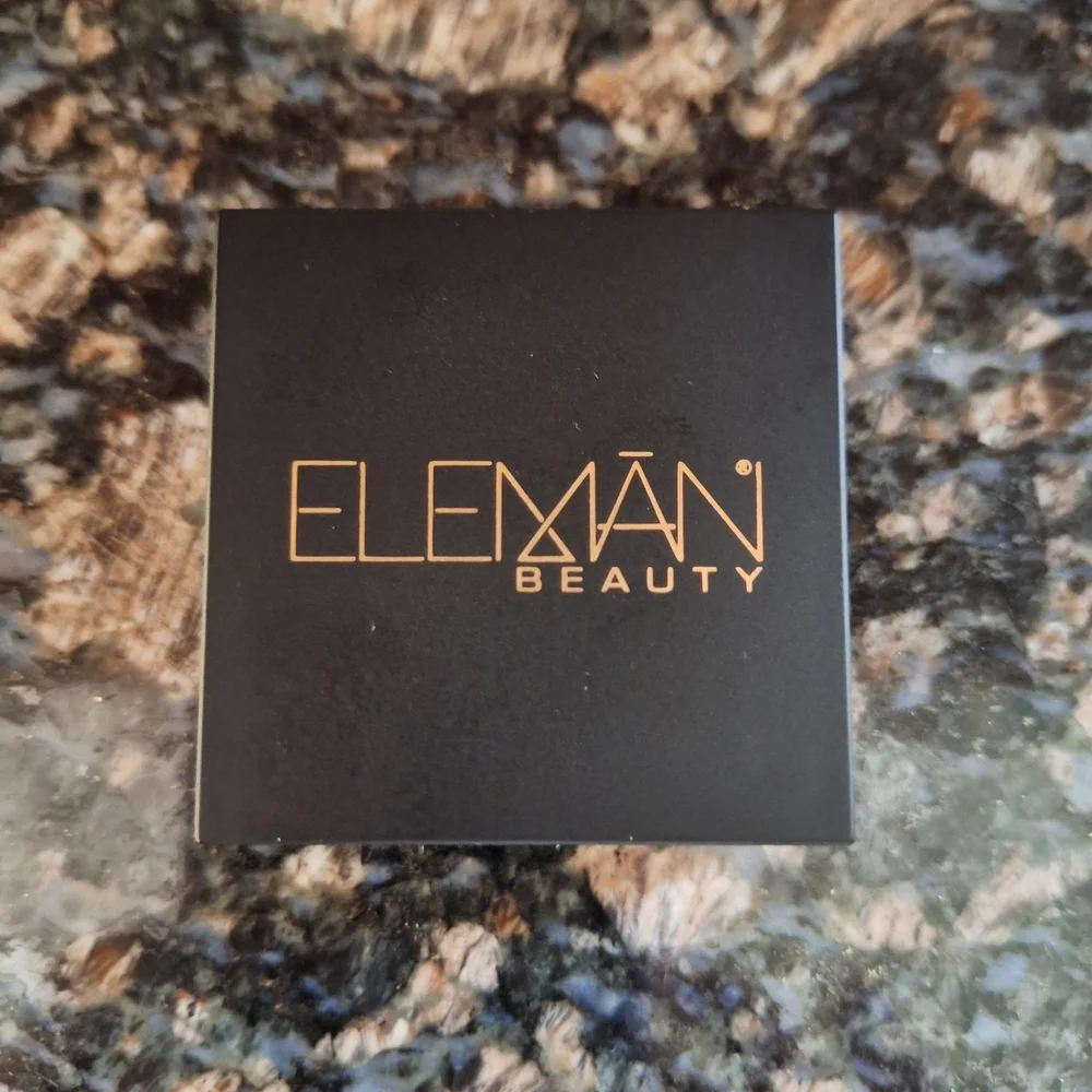 Eleman Dual-Tone Eyeshadow Palette - Arial & Luna.
